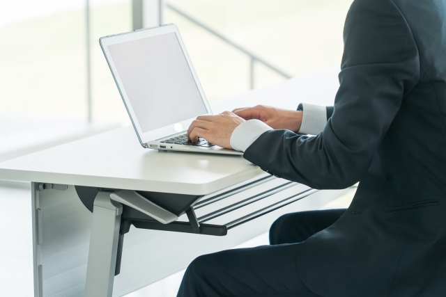 パソコンで作業をする男性