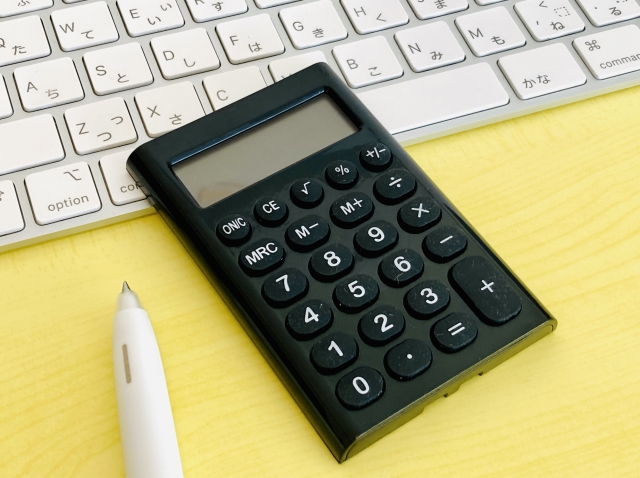 キーボードと電卓