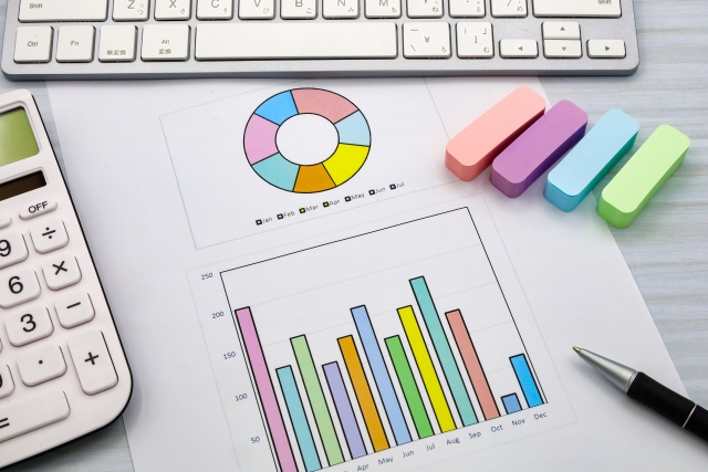 キーボードと電卓、グラフ