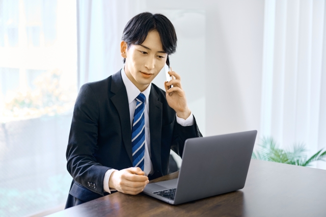 PCに向かう男性