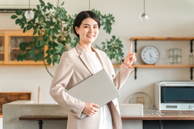 ノートパソコンを持った女性