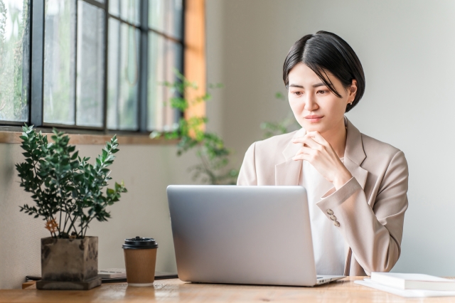 カフェでノートパソコンを使う女性