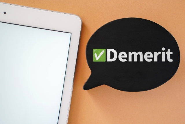 デメリットの文字が描かれた吹き出し