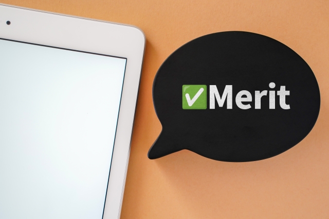 メリットの文字が描かれた吹き出し