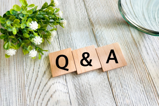 Q&Aの文字が描かれたブロック