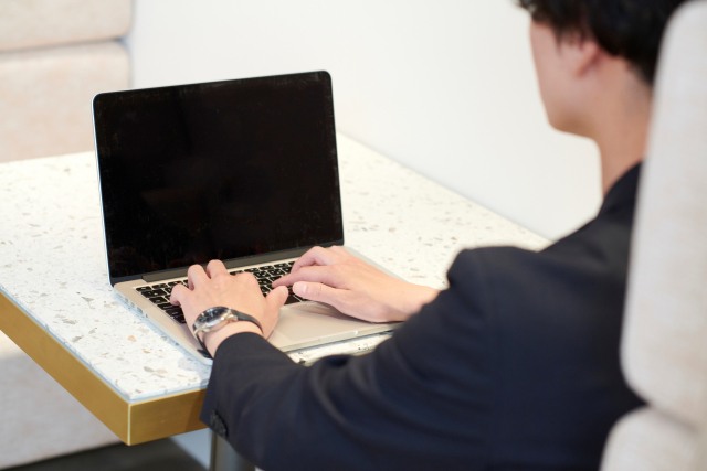 ノートパソコンを使う男性
